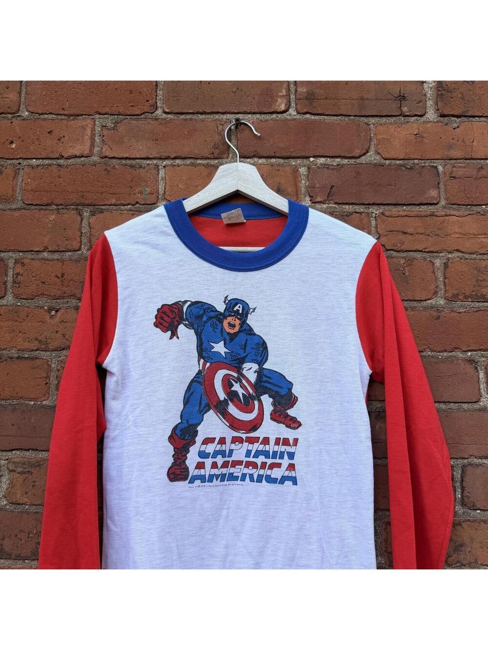 vintage captain America light sweater 1976 XL fits Small